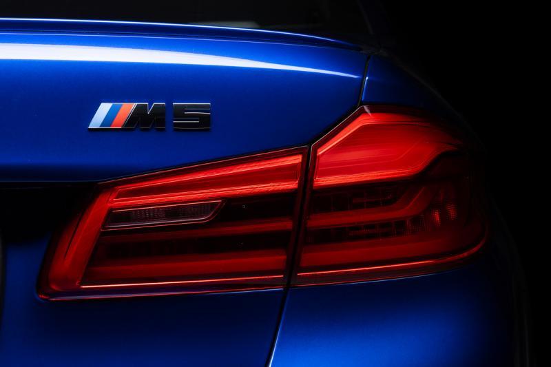 车身各处都有明显的M标志,包括车尾灯上方。