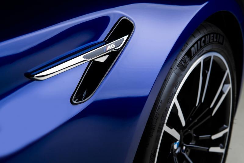 外观典雅腰线与雕塑感鲨鱼腮勾勒出强劲且有个性的外观。