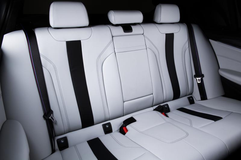 M5的后座设计是跑车格局,但兼容奢华感。