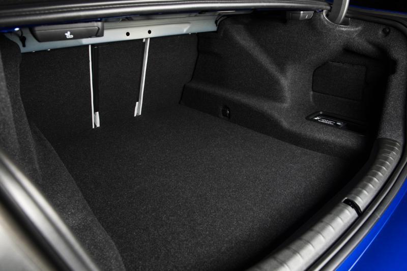 车尾行李厢的空间与原5系一样够宽深。