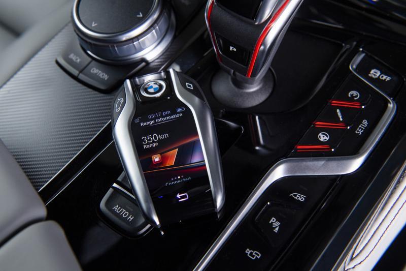 M智能触控钥匙可以显示车子各种状态信息,并可以通过集成触摸屏控制所选功能。钥匙可无线充电,或者通过内置USB线充电。