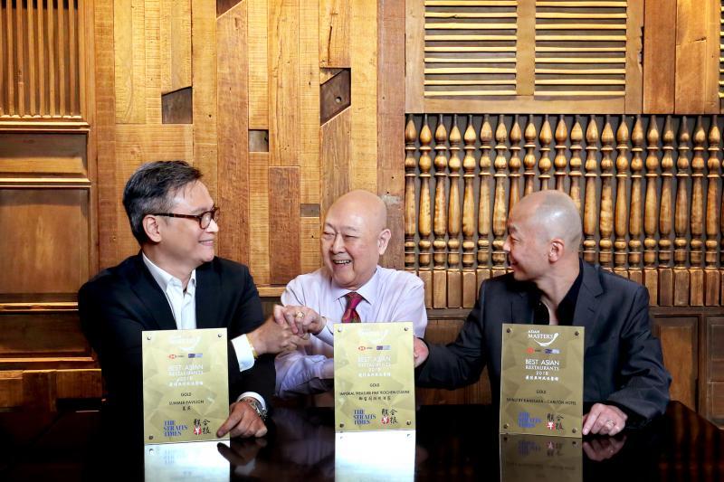 获得“最佳亚洲风味餐馆”金奖的餐馆得主:夏苑餐馆行政总厨张肇刚(左起)、御宝饮食集团有限公司行政营运经理梁树荣,以及日本餐馆Shinji by Kanesaka(卡尔登酒店)主厨押野亘一郎。(档案照)