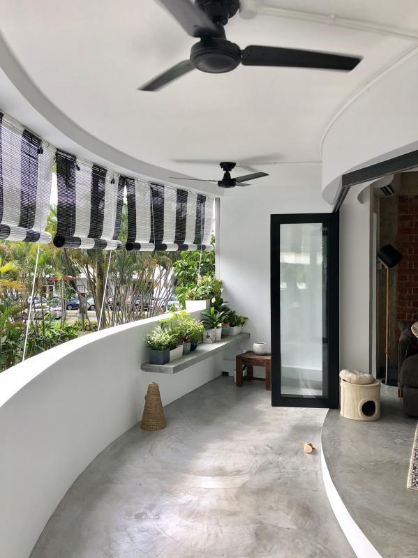 弧形阳台是这个单位的最大特点，设计师给这个空间打造采光十足的生气，搭配的黑白竹帘带殖民地建筑风格。