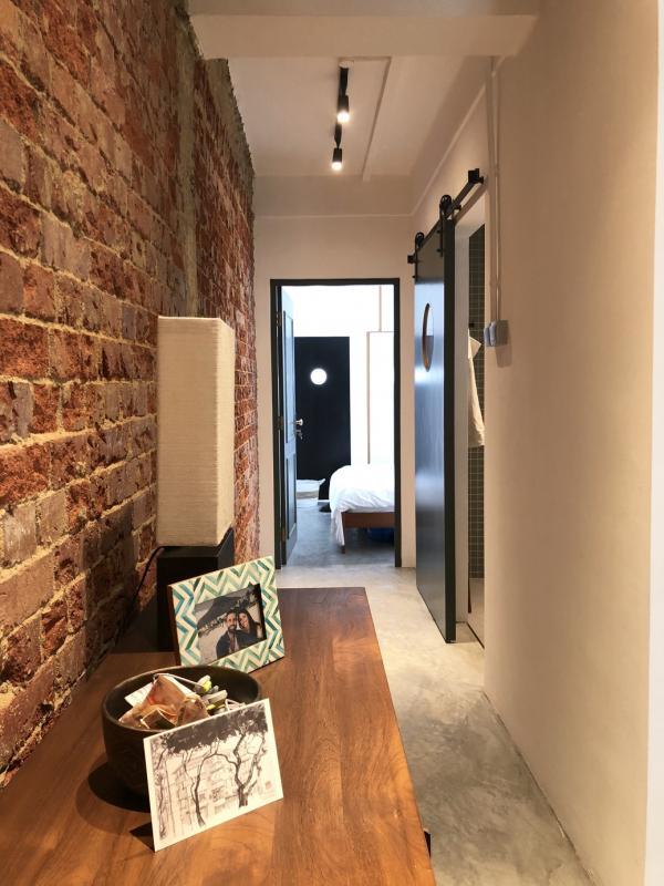 设计师将单位原有的红砖墙暴露在外，除了突显了房子的历史，也诉说岁月的故事。