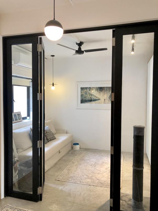 设计师打造了空间宽敞的书房，并装上天花板风扇。