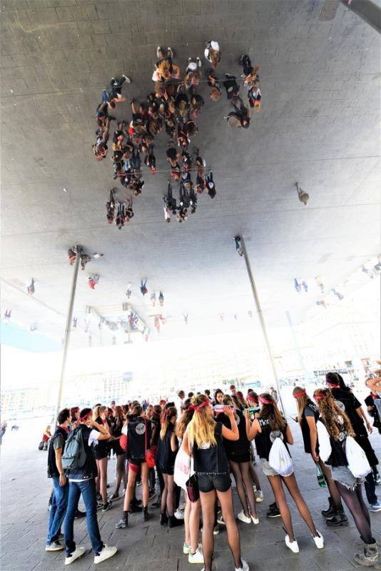 马赛海边的装置艺术。