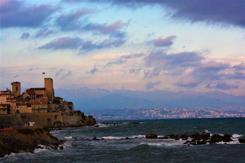 在昂蒂布眺望尼斯。