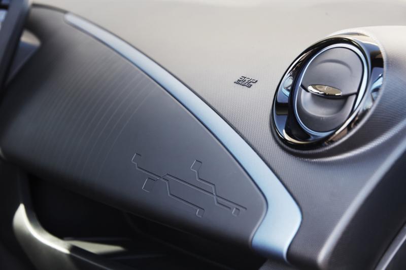 仪表板、座椅、车顶等上面的图腾是电路板简画,凸显Zoe的电动车身份。