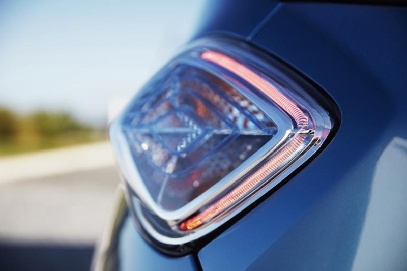 车尾灯车灯设计小巧可爱,里面有淡蓝色饰条,是其电动车的身份标签。