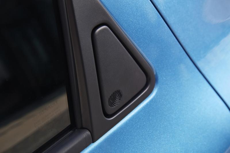 后座门把后座门把隐藏在车身中,要用手指轻按再拉开,设计独特,令车身线条更简洁。