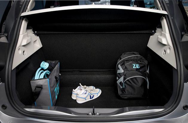 行李厢有338公升的空间,如果把后座椅折下可以大增至1225公升,比其他电动车如宝马i3和日产Leaf还大。(互联网)