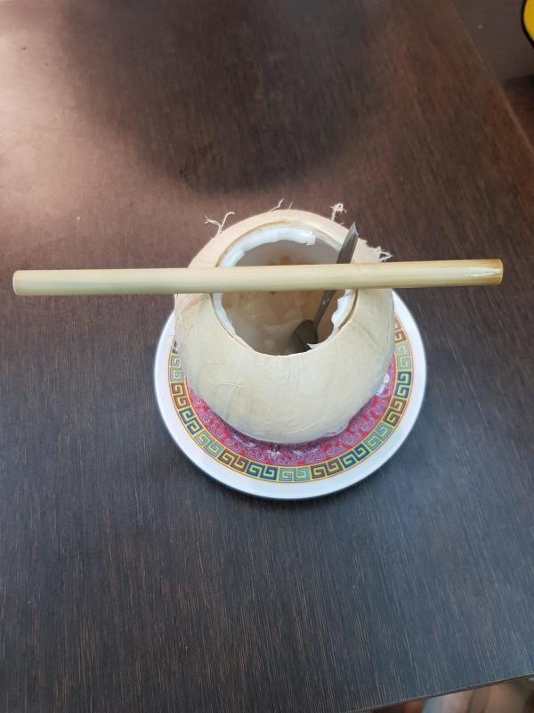 Thai Goldmine Kitchen只供竹吸管给点椰子水的食客。(餐馆提供)