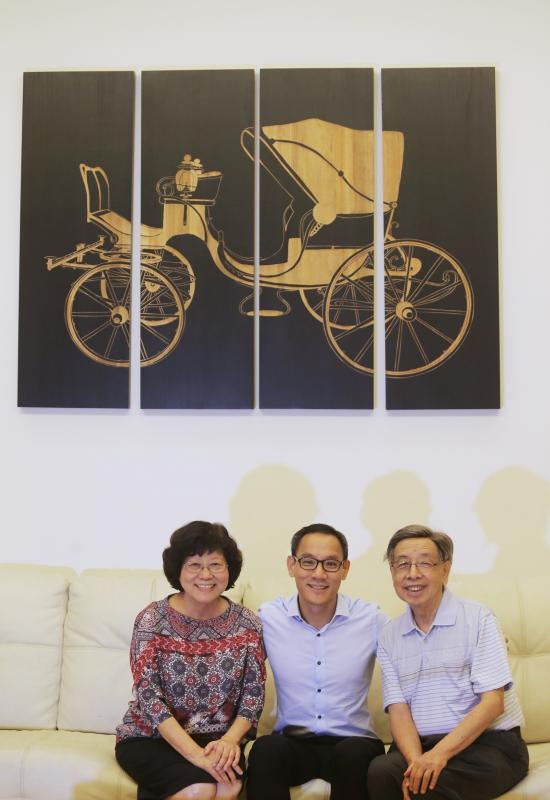 何国元医生有一对“重量级”父母,父亲是本地著名儿科医生何乃强,母亲是南洋初级学院前院长冯焕好。