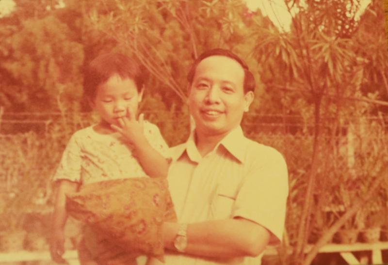 小时候,无论去到哪里,何国元都要抱着爸爸何乃强医生手上的那个小枕头,随时闻一闻,才能安定下来。(受访者提供)
