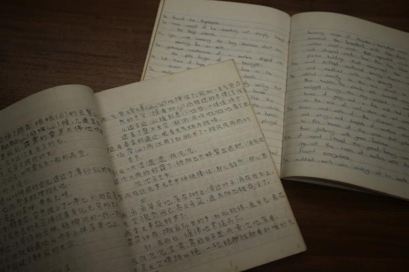 何国元保留完好的手抄本,当年他将阅读所看到的好词好句抄录下来,提高自己的文字功力。(受访者提供)