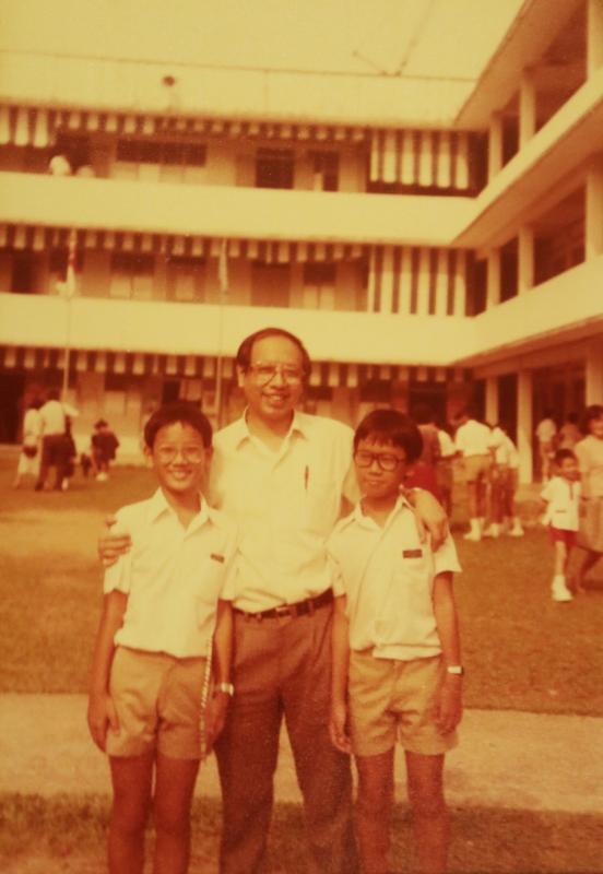 1984年,何国元(左)南洋小学毕业,与父亲和弟弟合影。