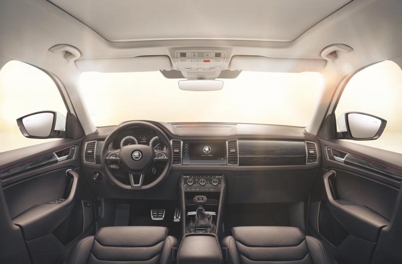 车内空间宽敞大气，视野宽广。