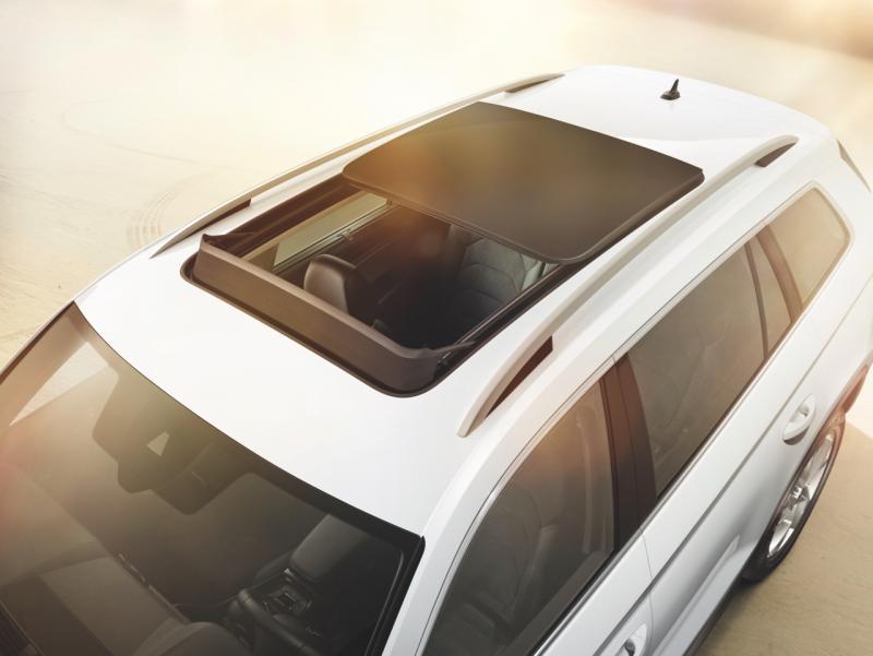 车顶斯柯达首款大型SUV有大面积的天窗。若是选择可前倒的乘客座椅，尚可搭载最高至2.8公尺的长件行李 。