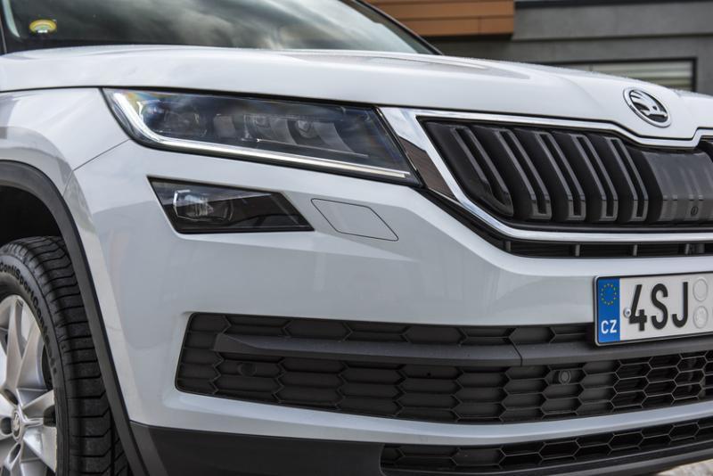 车头外形略为倾斜的头灯造型与水箱罩赋予KODIAQ相当鲜明的外形。