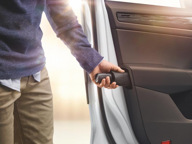 两个前车门的双内侧有个设计可藏两把雨伞。