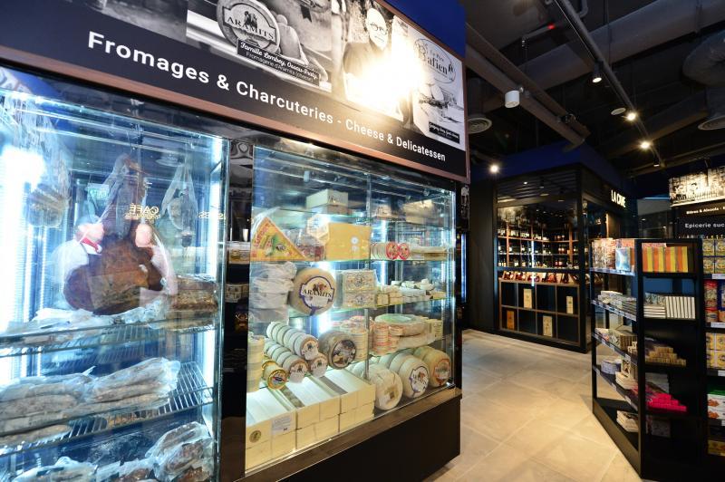 So France不但是餐馆，也有显著面积的食品零售区。