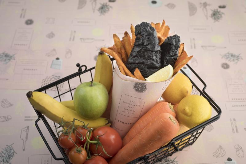 SPRMRKT主厨杨约瑟的招牌菜黑炭炸鱼柳。