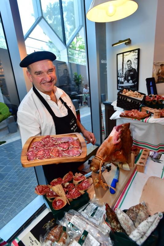 So France邀请法国农商来新举办大师班，与客人分享知识。