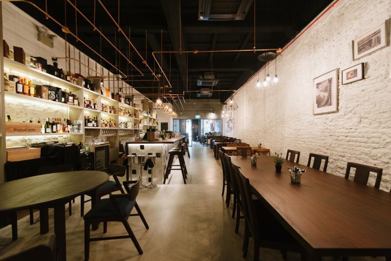 House of Mu的桌椅和沙发由缅甸柚木制成，可让宾客买回家。