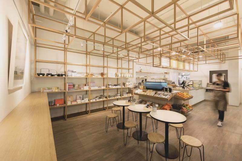 SPRMRKT一楼是随性咖啡座和零售区。