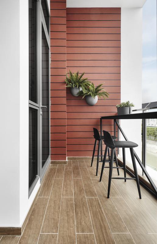 阳台外窄长的桌子可做小餐桌。