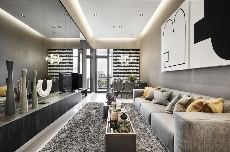 设计师在电视柜的墙上加上宽度不一的落地镜片，变成装饰墙。