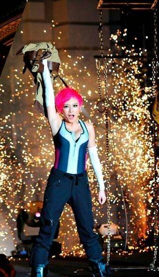 2013年蔡嬣在“仲夏夜空”的倒挂高楼逃脱幻术表演上,成功从捆绑的皮夹克中逃脱。(受访者提供)