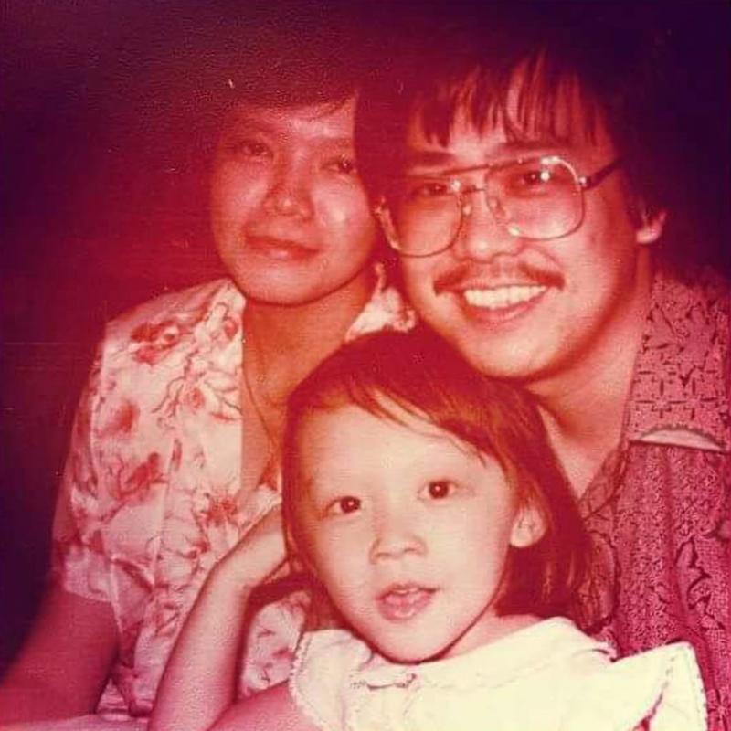 年幼时的蔡嬣和父母。(受访者提供)