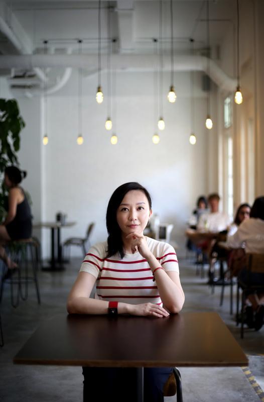 离开魔术舞台,蔡嬣提笔写书。对她来说,魔术是沟通,写作是初恋。