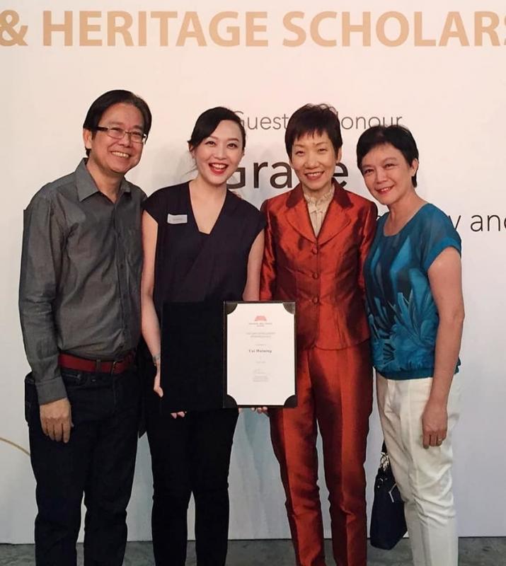 蔡嬣(左二)从文化、社区及青年部长傅海燕手中接过艺术奖学金,9月将赴英国深造。左一右一为其父母。(受访者提供)