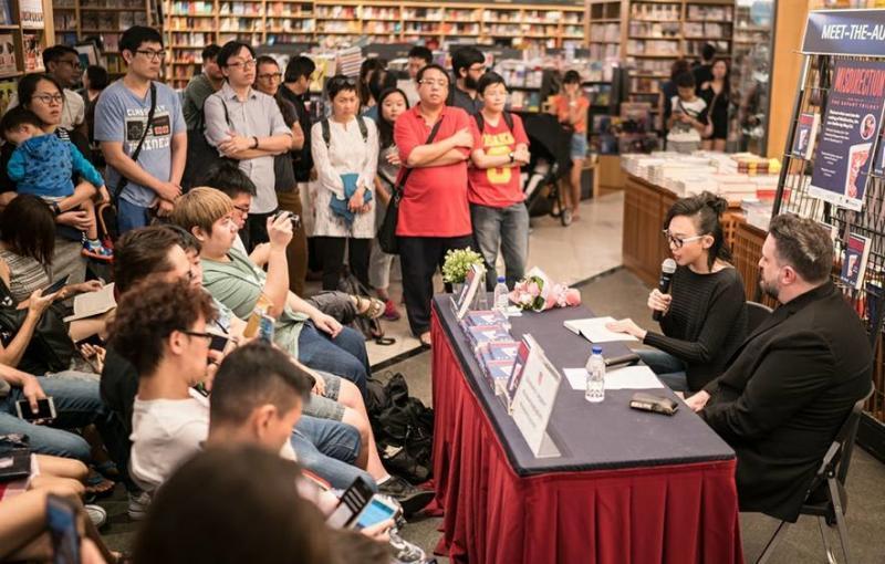 今年4月蔡嬣为新书“Misdirection:Book One of The Savant Trilogy”在义安城纪伊国屋书店举办的签书会吸引大批人潮。(受访者提供)