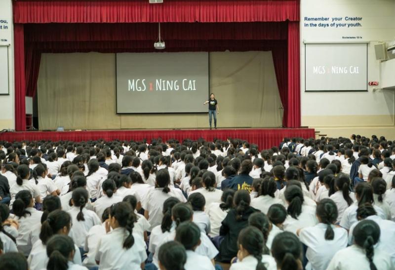 蔡嬣受邀到母校美以美女中演讲,分享生活经验。(受访者提供)
