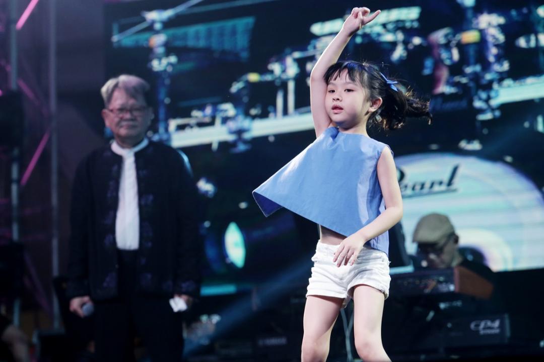 郑进一6岁的爱女郑羽潼也带来一段热舞，可爱的模样加上认真的表演，引来观众如雷的掌声。（陈渊庄摄）