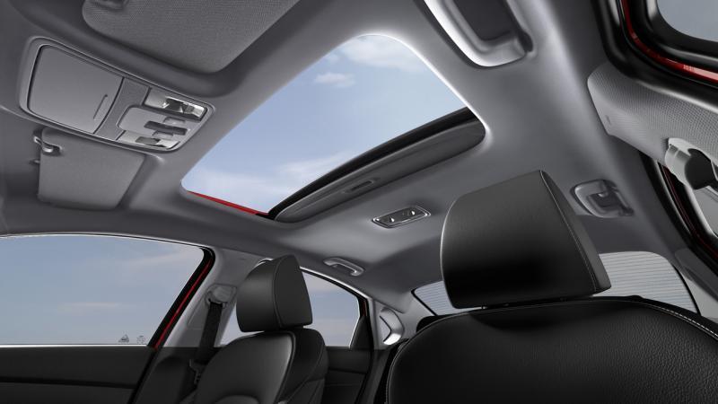 天窗用手拉开遮阳板,提供额外采光,再按一个钮就可开启天窗,为车子通风或快速散热。