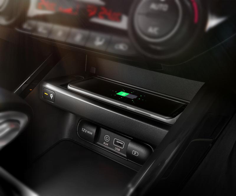 除了可用车内的USB插口充电,起亚也提供手机无线充电槽,增加车主和乘客的便利。