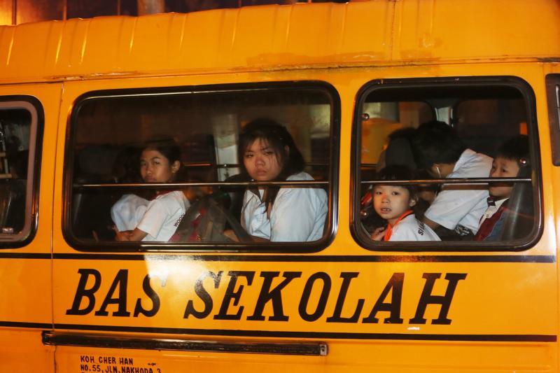 数以千计的电单车、轿车、校车和货车开始涌入新柔长堤。