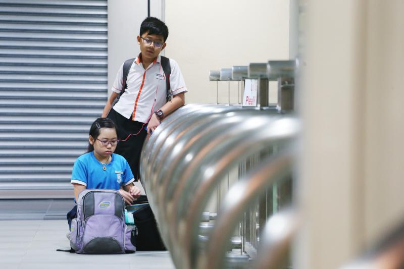 许多学生凌晨4时起身,从柔佛通关来新加坡念书,脸上不无倦意。