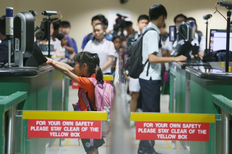 为了求学,为了生计,40多万人每天起早摸黑,越过新柔长堤。