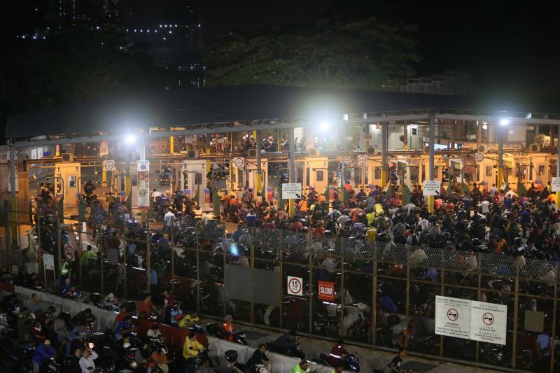 一公里的长堤,不到两公里的第二通道,通勤者的公德心,在人龙与车阵中获得检视。