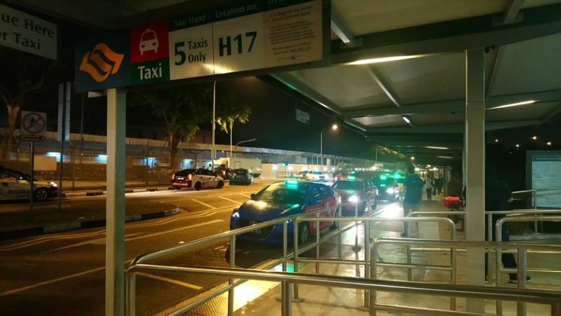 清晨5时,兀兰火车站外已有大批德士等待接送从柔佛来新的工作人士和学生。(陈映蓁摄)