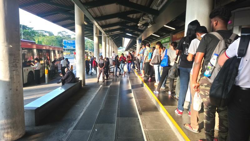 傍晚时分的克兰芝地铁站,人龙渐成。(陈映蓁摄)