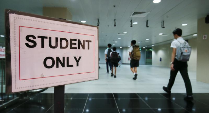 位于入境厅和出境厅之间的“灵活巴士厅”,清晨5时起专门服务学生。