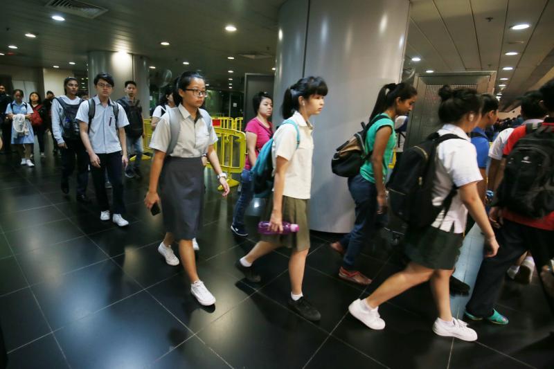 学生熟悉关卡的运作,下车后主动往专用厅走。