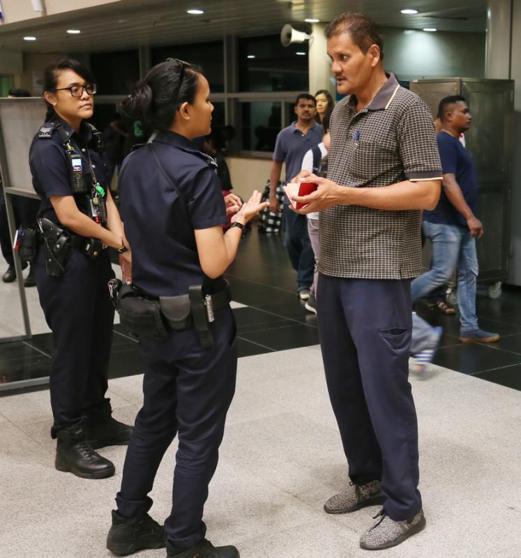 移民与关卡局人员除了负责维护秩序,也给予通关者协助。