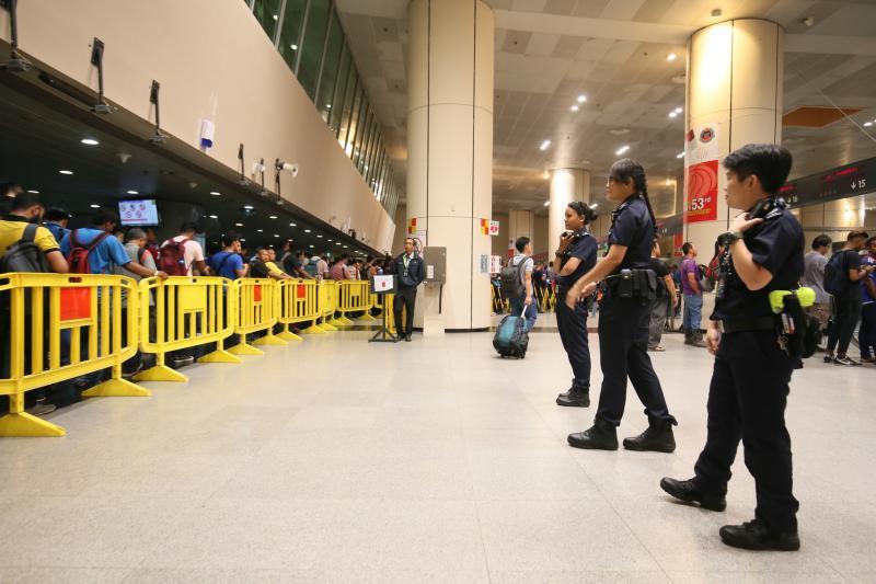 天未亮,入境厅已经热闹起来。当人龙渐长,移民与关卡局人员必须加倍警惕。